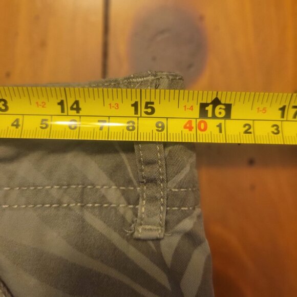 Cargo Skort in Camo-Style Tropical Design - Size 8 - Picture 6 of 7